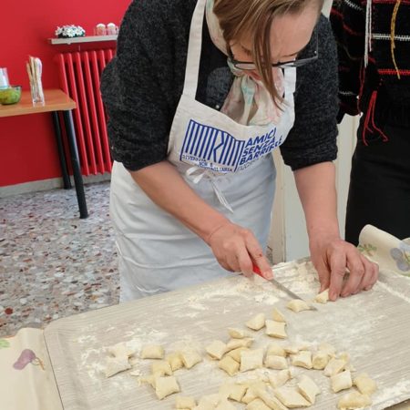 La preparazione dei gnocchi